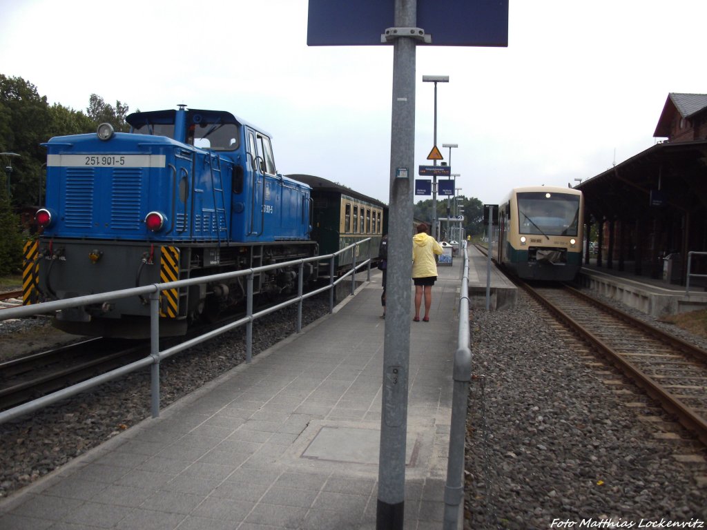 RBB 251 901 & PRESS 650 032-4 im Bahnhof Putbus am 8.8.13