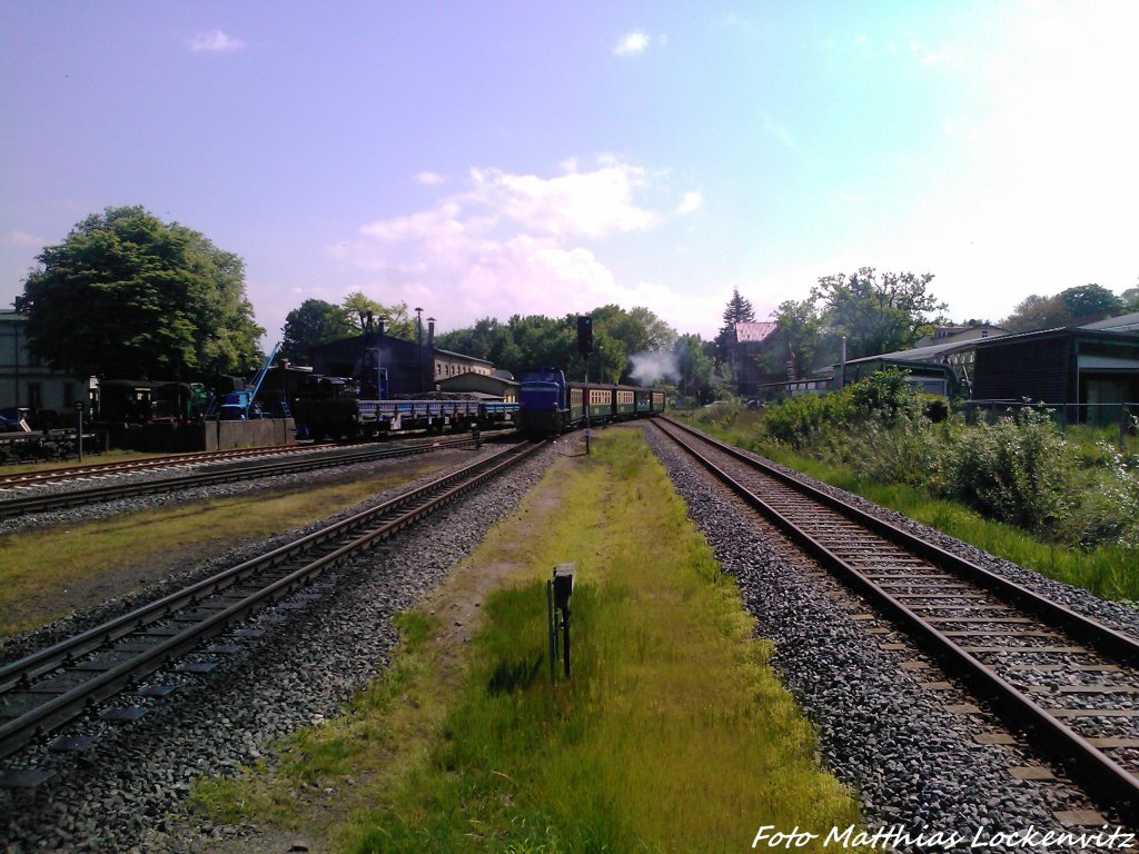 RBB 251 901 als Schlusslicht und Schublok unterwegs nach Lauterbach Mole bei der Ausfahrt aus Putbus am 29.5.13