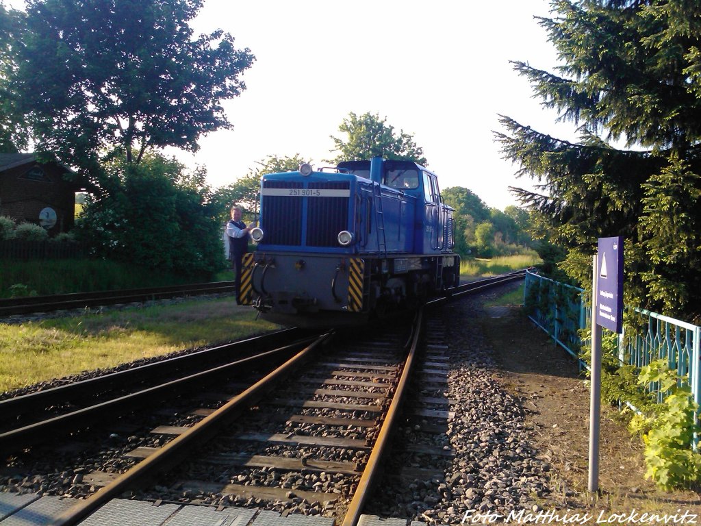 RBB 251 901 beim Annhern des Personenzuges in Richtung Lauterbach Mole im Bahnhof Putbus am 29.5.13