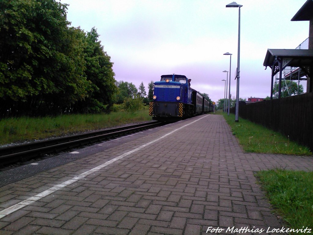 RBB 251 901 mit Ziel Putbus bei der Durchfahrt am Grobahnbahnhof Lauterbahc (Rgen) am 26.5.13