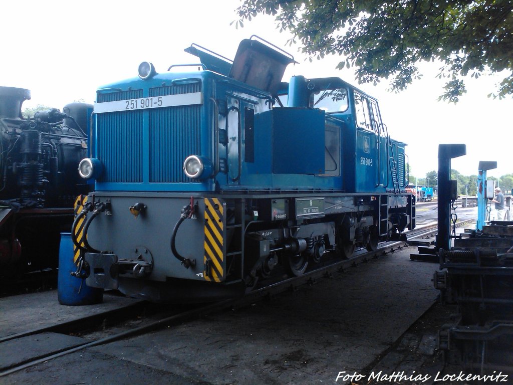 RBB 251 901 standte am Morgen des 10.7.13 im BW Putbus mit einer Panne, woran die Werkstattarbeiter Fleiig am Reparieren waren / solange wurde Mh 53 als 2 Lok fr Putbus <-> Lauterbach Mole zum einsatz gebracht