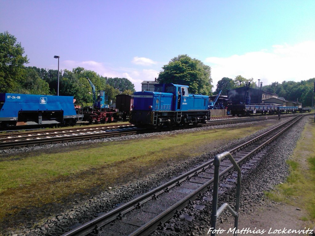 RBB 251 901 unterwegs in Richtung Weiche um spter an den Zug mit der 99 4011 angehngt zu werden im Bahnhof Putbus am 29.5.13