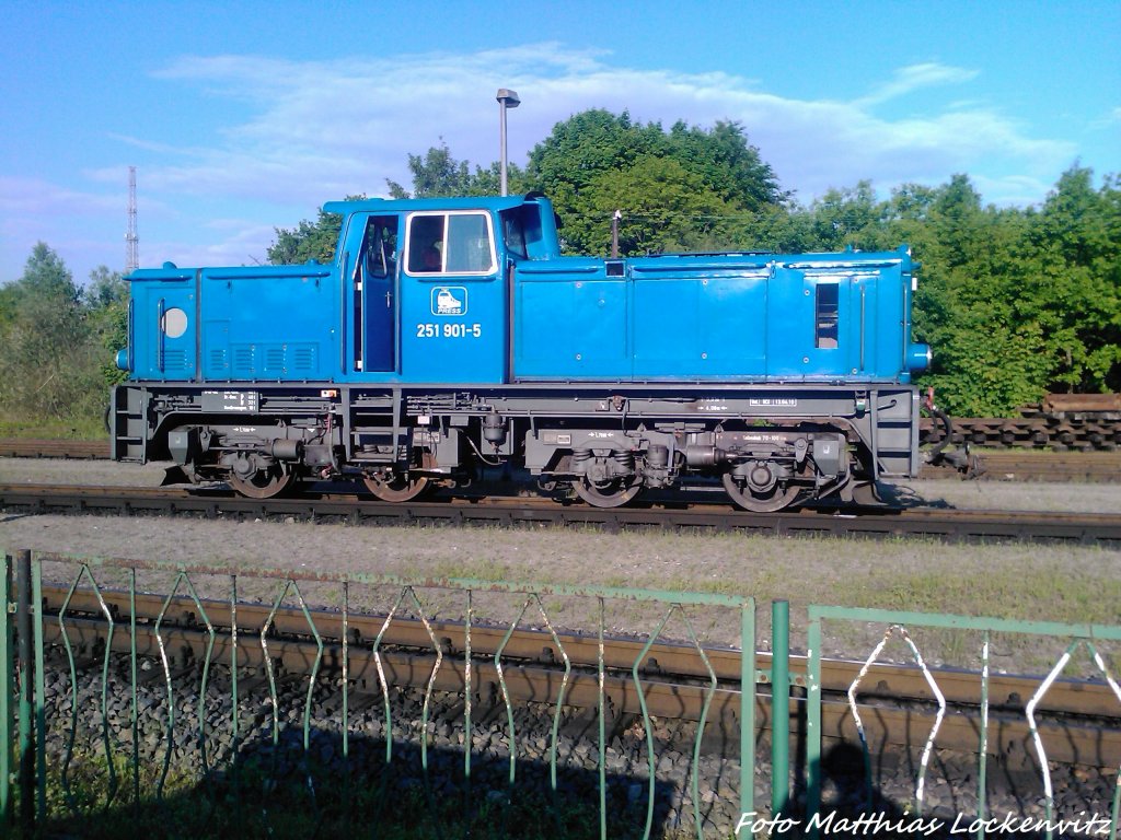 RBB 251 901 wartet auf den Zug aus Ghren im Bahnhof Putbus am 29.5.13