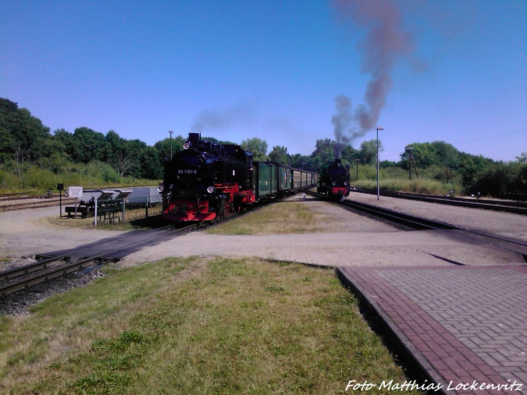 RBB 99 1781 bei der Einfahrt in Putbus whrend dessen Mh 52 warten muss bis der Zug im Bahnhof ist um als 2 Lok angehngt zu werden am 24.7.13