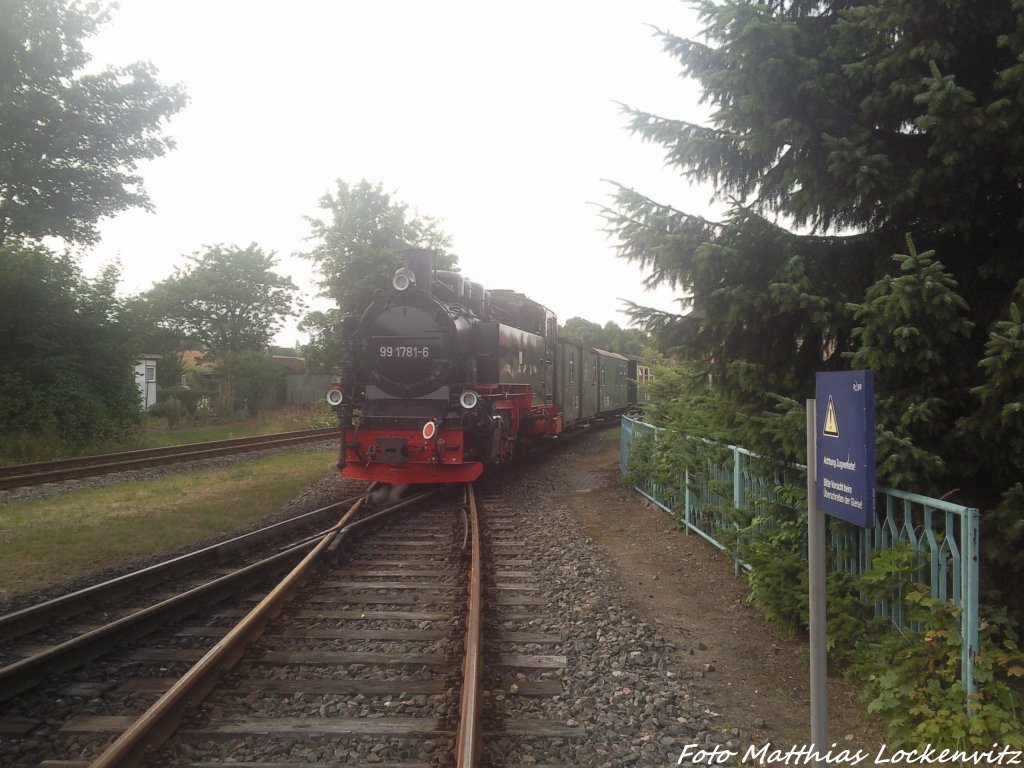 RBB 99 1781 wird von der 251 901 mit dem Gesammten zug Rangiert im Bahnhof Putbus am 27.7.13