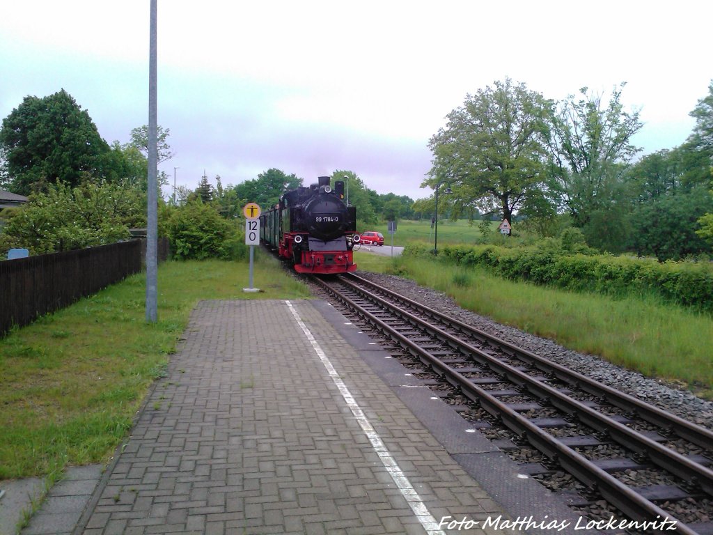 RBB 99 1784 als Schlusslicht & Schublok unterwegs nach Putbus / Hier ist der Zug gerade am Grobahnbahnhof Lauterbach (Rgen) Durchgefahren am 26.5.13