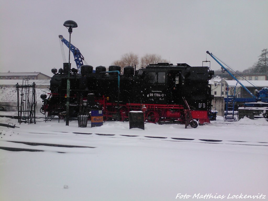 RBB 99 1784 beim Wasser Fassen im Kleinbahn BW Putbus am 19.3.13