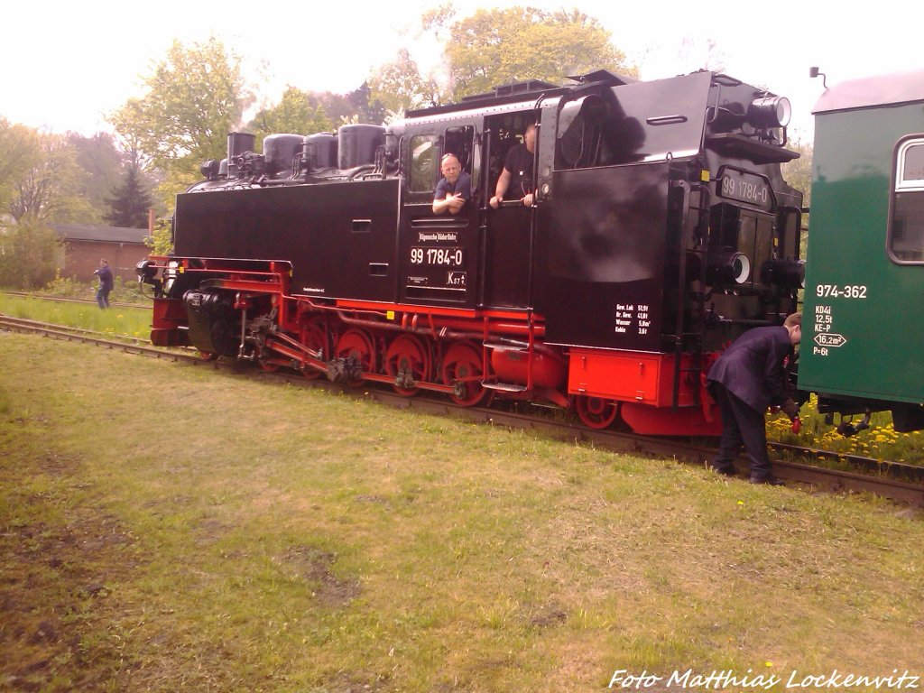 RBB 99 1784 wird vom Fahrradwagen getrennt in Putbus am 10.5.13