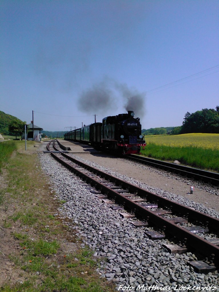 RBB 99 4011 bei der Durchfahrt am Haltepunkt Seelvitz am 30.5.13