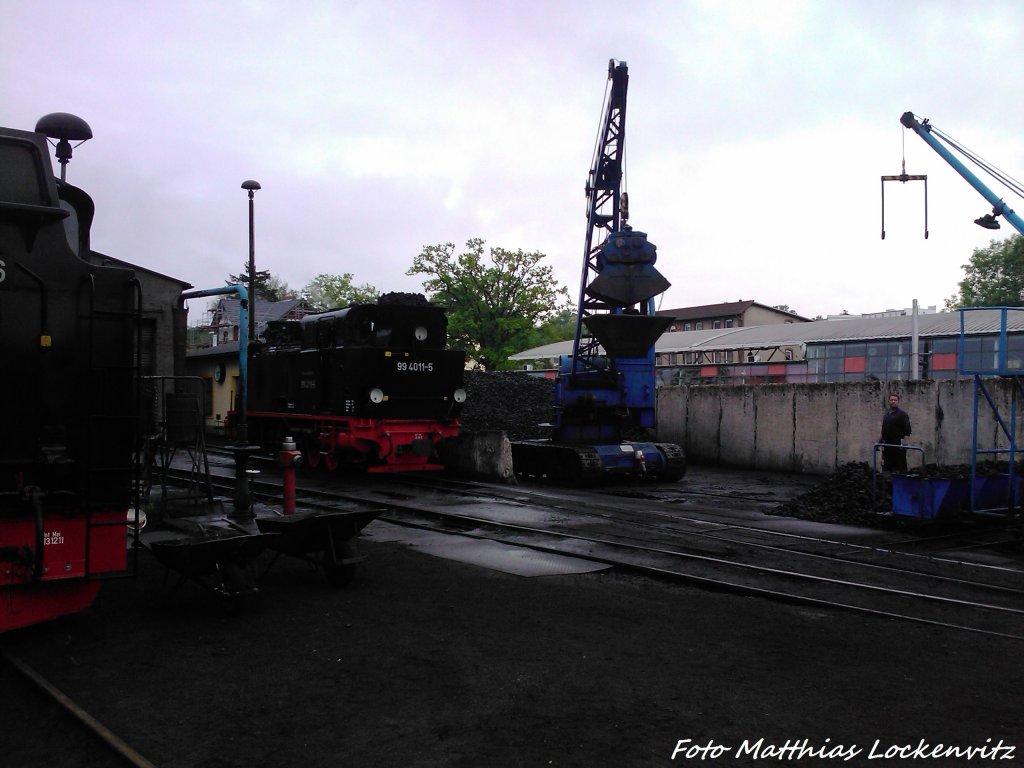 RBB 99 4011 beim Kohle Bunkern in Putbus am 20.5.13