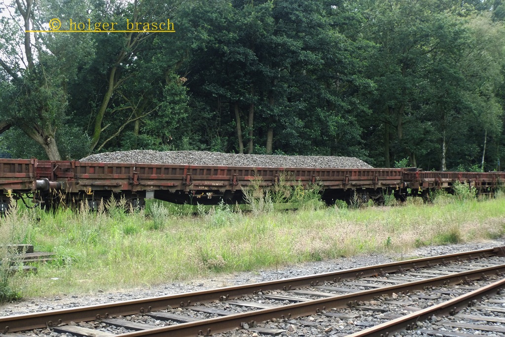 rungenwagen der gattung RES standen beladen mit schotter beim bhf glinde am 06.08.12