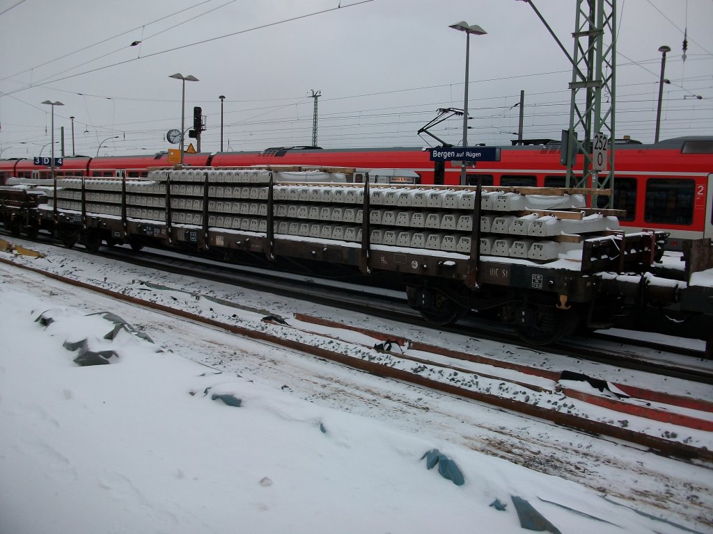 Rungenwagen Rs mit neuen Schwellen am 30.November 2010 in Bergen/Rgen.