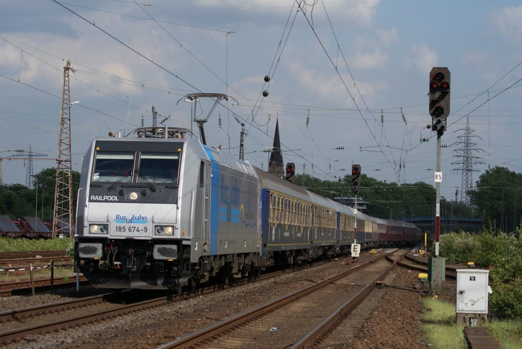 Rurtalbahn 185 674-9 mit einem Sonderzug von Essen nach Dren in Mlheim Styrum am 28.05.2010