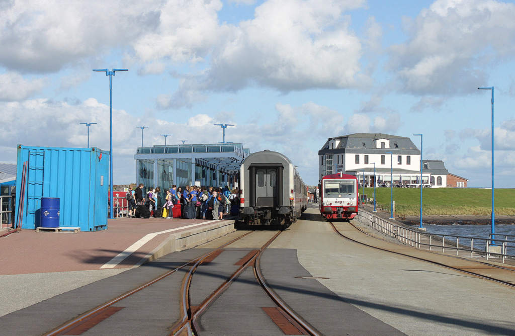 Rush-Hour in Dagebll im Sommer 2012 (21.07.) ;) Die neg hat nochmal einen Schwung Urlauber mit den Kurswagen auf die Mole gebracht die nun richtung Fhre laufen... (Zu euer Information: Ich stand nich im Gleisbereich sondern brav dahinter. Einer muss ja als Vorbild vorgehen...)