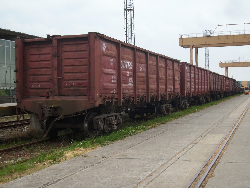 Russische Gterwagen im Umladebereich von Mukran.