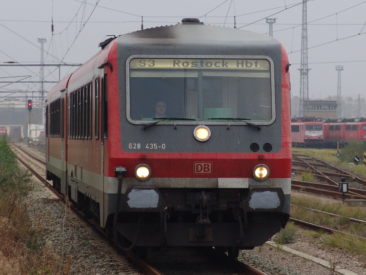 S-BAHN von Rostock Seehafen Nord nach Rostock Hbf bei der Einfahrt im Haltepunkt Rostock Toitenwinkel.Aufgenommen am 12.04.08