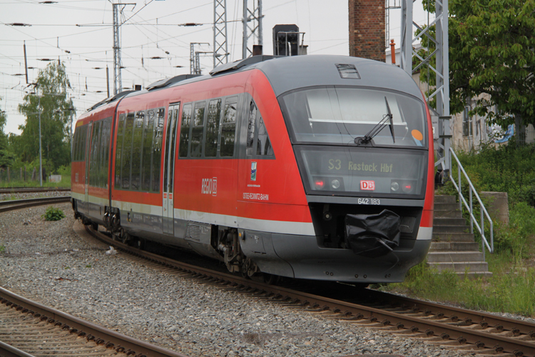 S3 von Rostock-Hinrichsdorfer Str.nach Rostock Hbf kurz vor der Einfahrt im Rostocker Hbf.(20.05.2011)