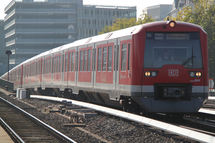 S31 von Stade nach Pinneberg bei der Ausfahrt im Bahnhof Hamburg-Altona(tief).22.10.2011