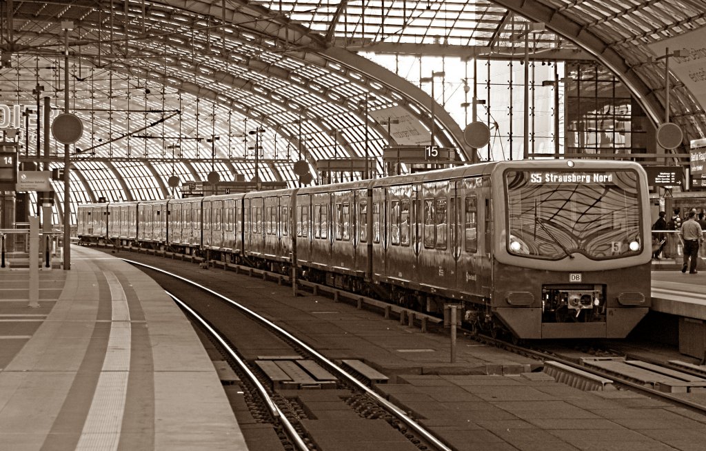 S5 nach Strausberg Nord am 01.08.2011 im Berlin Hbf