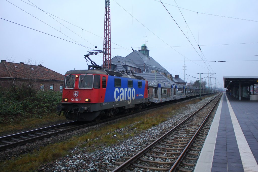 SBB Cargo 421 380-7 mit BLG Autotransportwagen am 23.12.2011 bei der Durchfahrt in Bremerhaven Hbf.