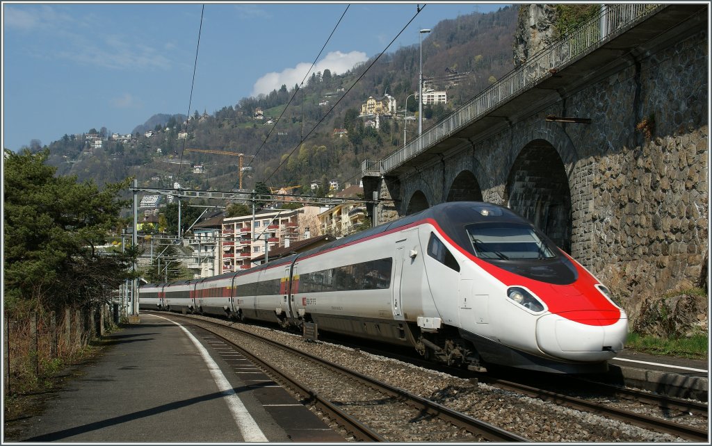 SBB ETR 610 als EC 39 nach Milano bei der Druchfahrt in Veytaux-Chillon am 29. Mrz 2011