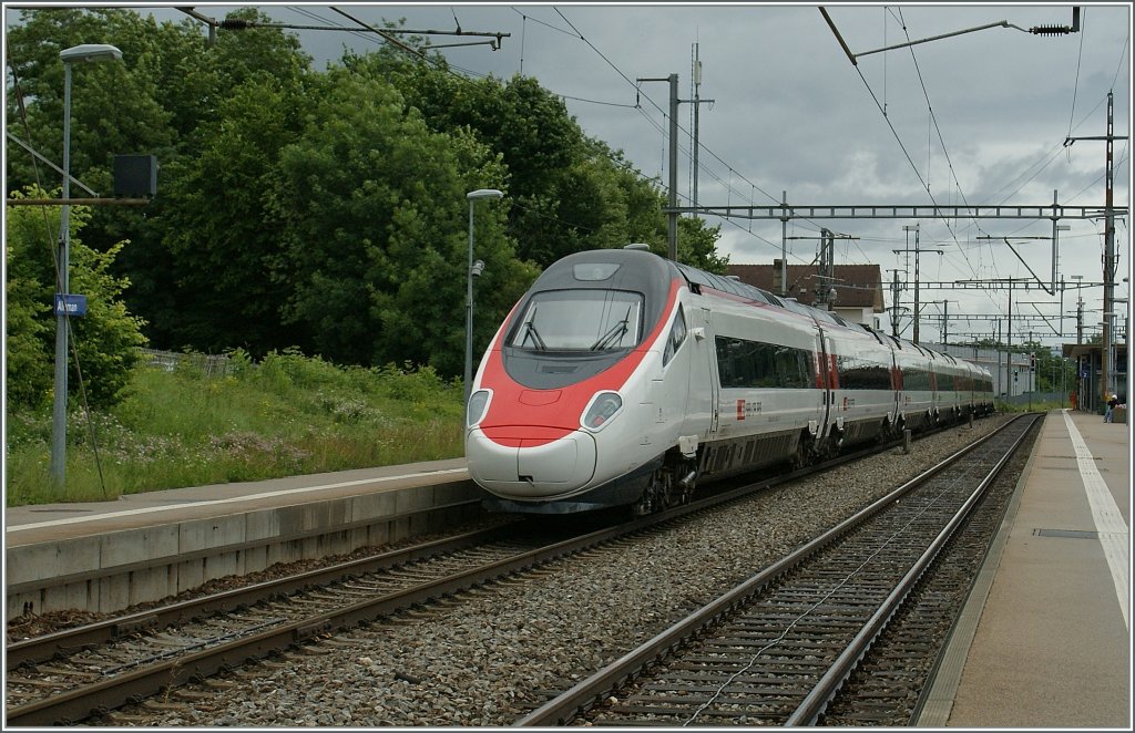 SBB ETR 610 als EC 39 auf dem Weg nach Milano bei der Durchfahrt in Allaman. 
12. Juni 2012