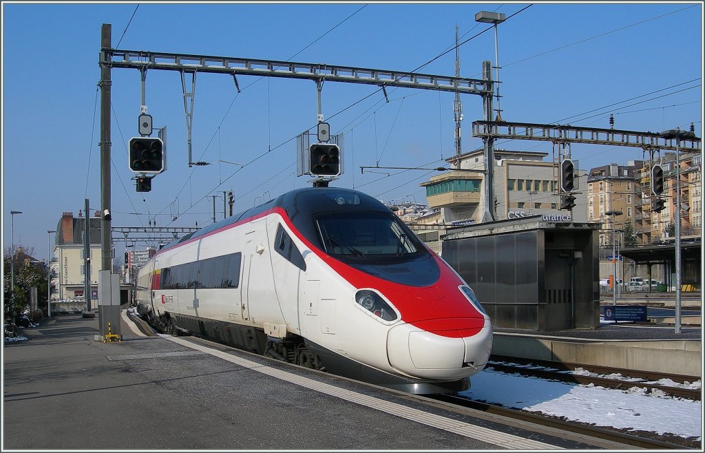 SBB ETR 610 als stark verspteter  EC 32 bei der Ausfahrt in Lausanne Richtung Genve, wo der Triebzug dann fr die Rckfahrt gar aus technischen Grnden  unbestimmt Versptet  sein wird...
1. FEb. 2012