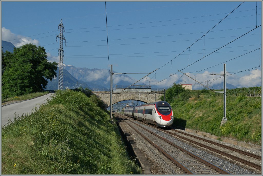 SBB ETR 610 auf dem Weg nach Venezia SL. 
Bei Chamoson, den 22.07.2012