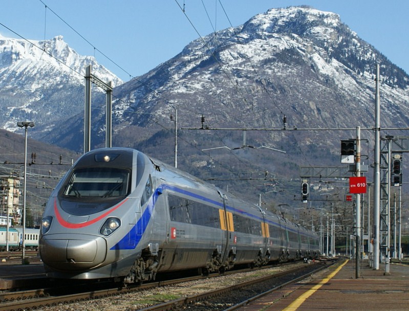 SBB ETR 610 trifft am 31.03.2010 als EC 37 Genve - Venezia S.L in Domodossola ein.