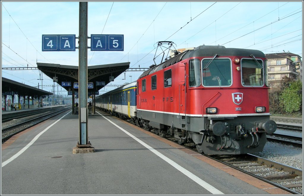 SBB Re 4/4 II 11132 mit einem RE von Genve nach Lausanne in Renens VD. 
26.01.2011