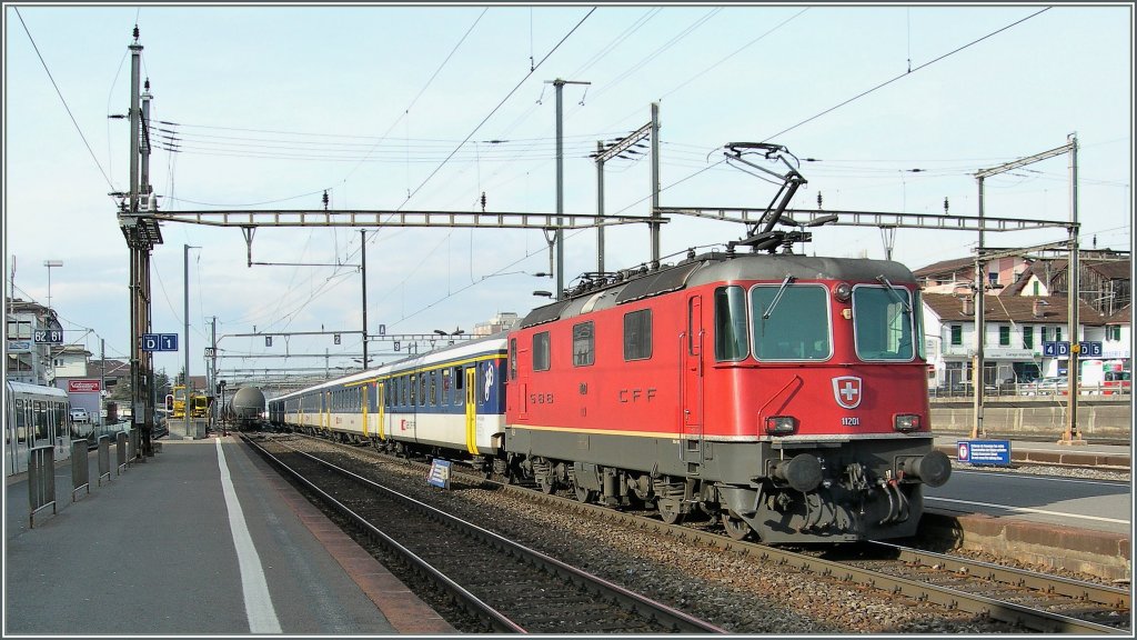 SBB Re 4/4 II 11201 als Schublok eines RE nach Genve in Renens VD
26.01.2011