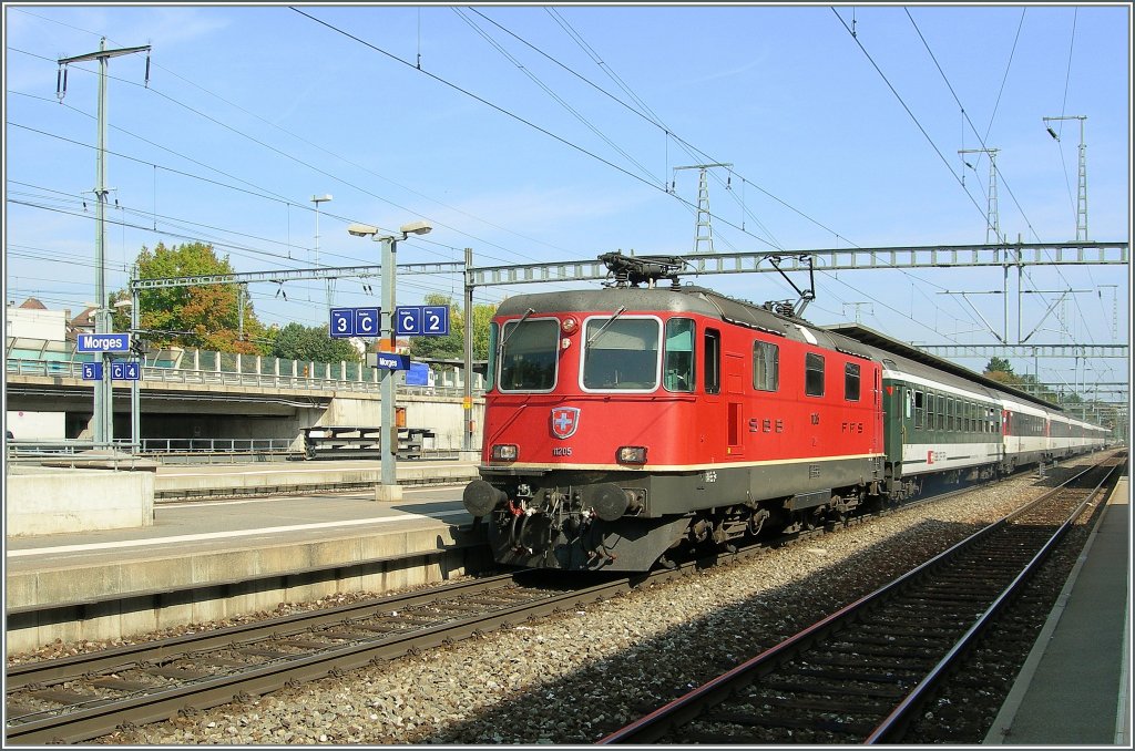 SBB Re 4/4 II 11205 mit einem IR von Brig nach Genve in Morges.
27.09.2011