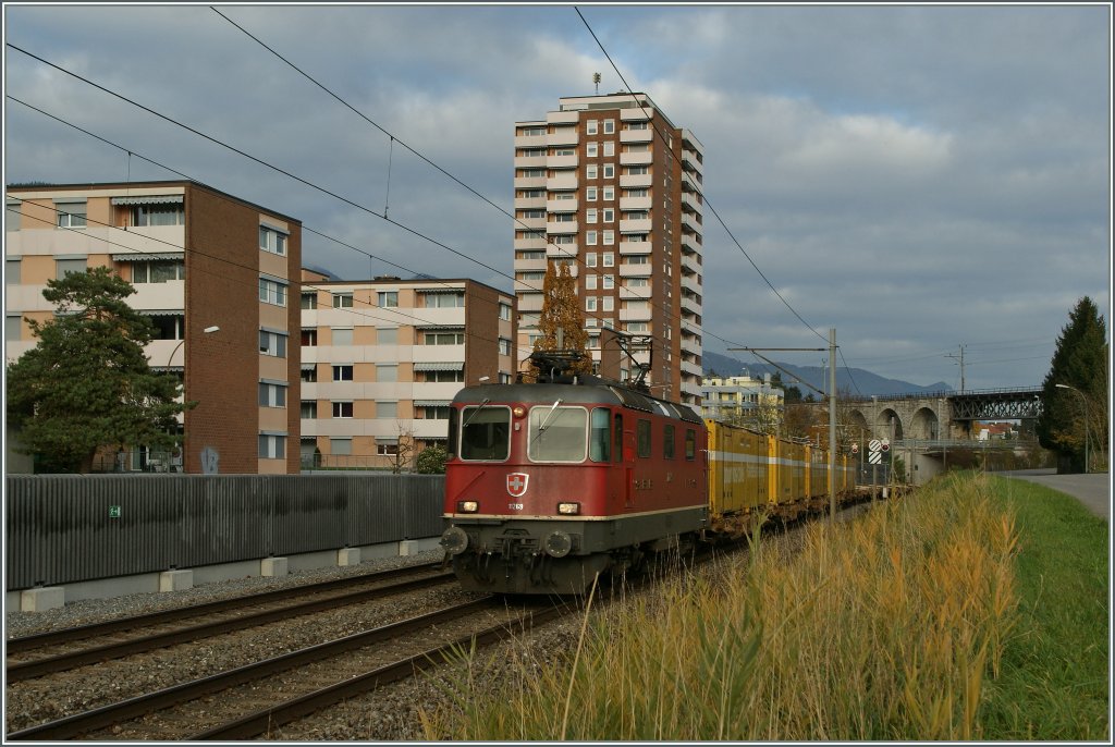 SBB Re 4/4 II mit einem Postzug bei Grenchen. 
 7. Nov. 2012