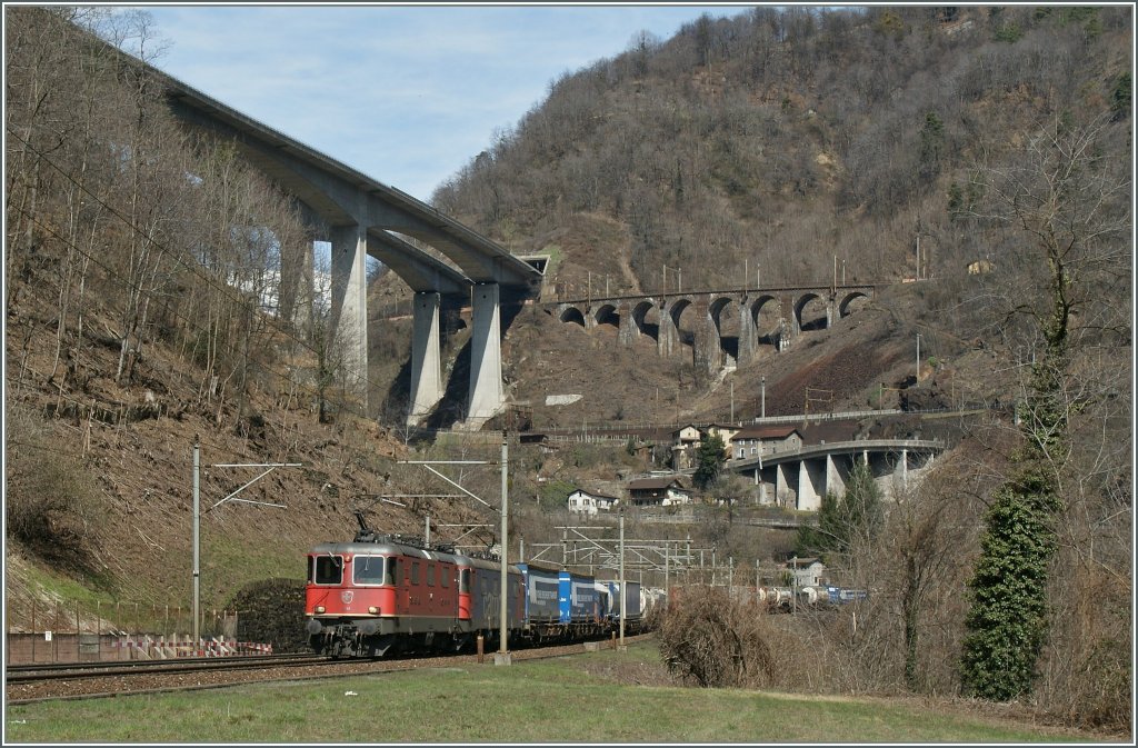 SBB Re 4/4 II und Re 6/6 mit einem Gterzug kurz vor Giornico. 
3.April 2013