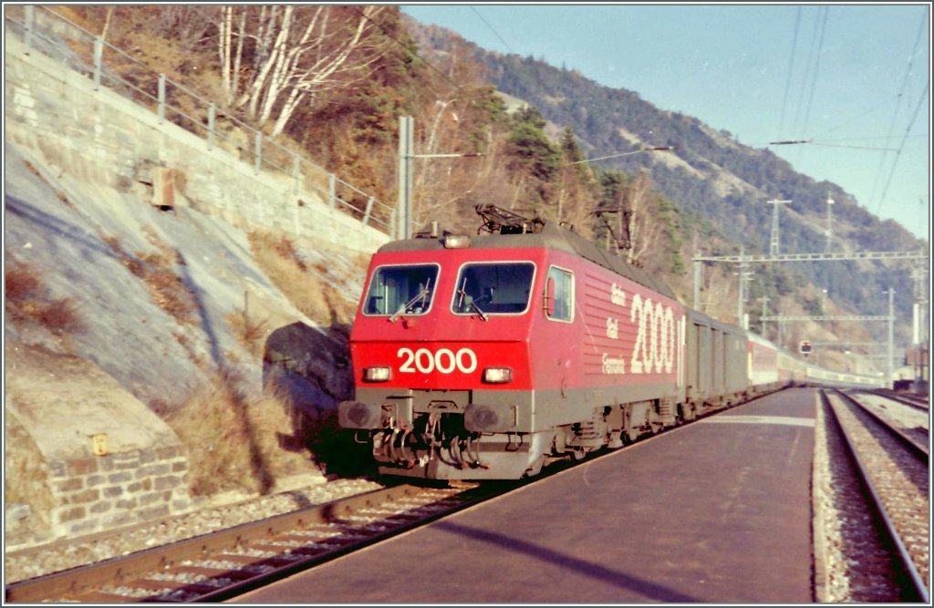 SBB Re 4/4 IV mit einem EC auf der BLS Sdrampe (Goppenstein - Brig) bei der Durchfahrt in Hohtenn.
Sptherbst 1991