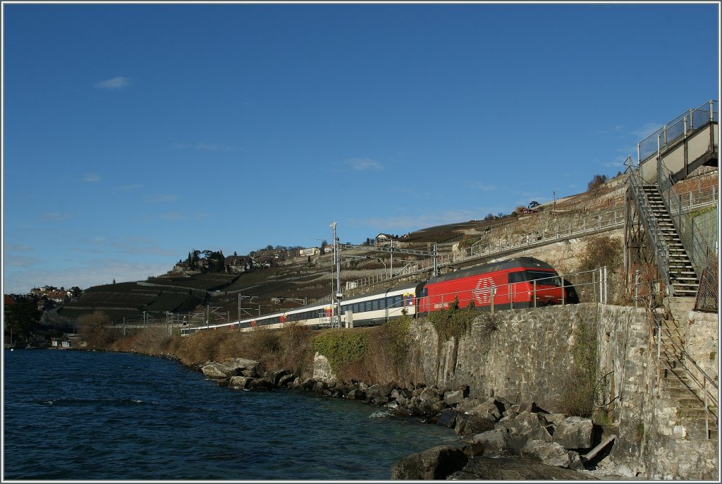 SBB Re 460 mit einem IR nach Brig bei Rivaz.
3. Jan. 2013