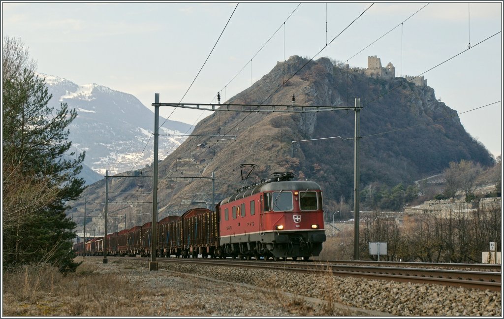 SBB Re 6/6 11677 mit einem Gterzug bei Sion.
14.02.2011