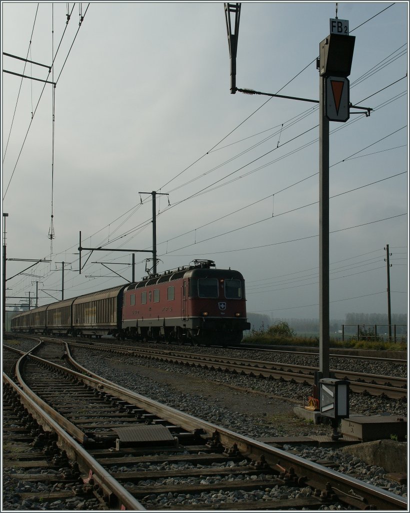 SBB Re 6/6 mit einem Gterzug in Ependes. 31.2011