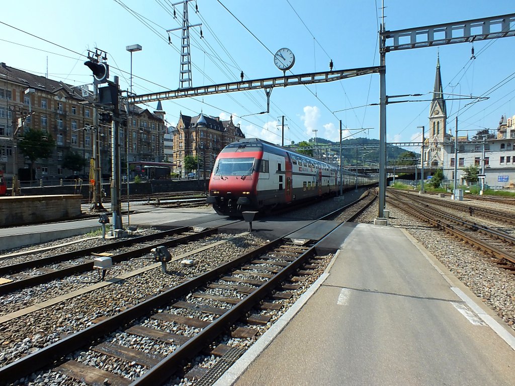 Scheinbar unendlich lang sind die doppelstckigen IC2000-Garnituren der SBB. Gemeinsam mit dem am 23.7.13 schon am Vormittag vorherrschenden mehr als 30 und dem damit verbundenen Hitzeflimmern verschwimmt diese Garnitur unter der im Hintergrund sichtbaren Brcke, ohne dass eine Lok zu erkennen wre. St.Gallen.