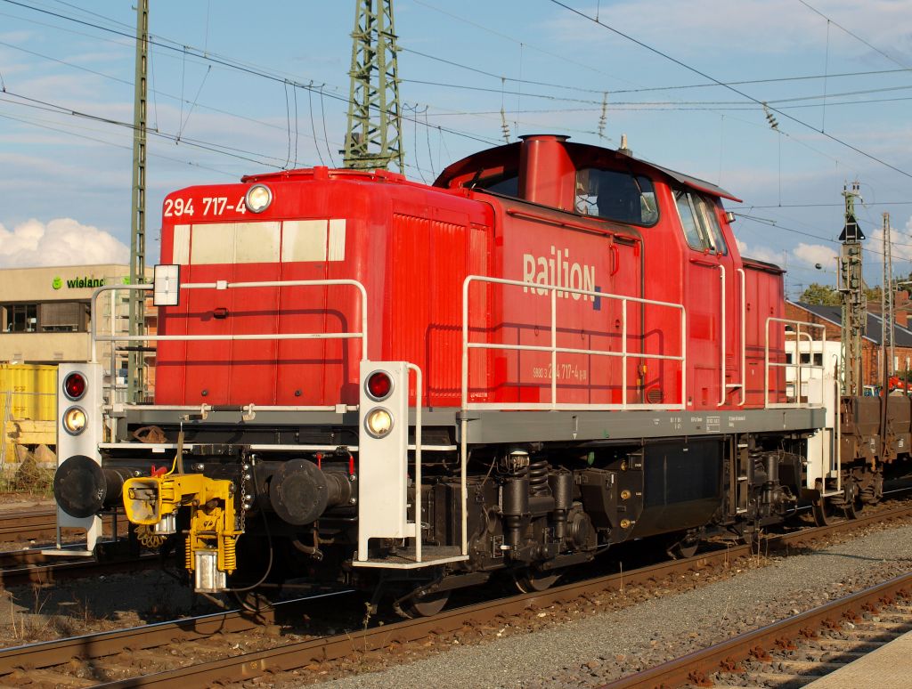 Schenker's 294 717-4 rangierte am Abend des 25.7.11 im Bamberger Bahnhof mit ein paar Gterwagen herum. Sie bekam am 14.06.11 eine neue Hauptuntersuchung in Cottbus.