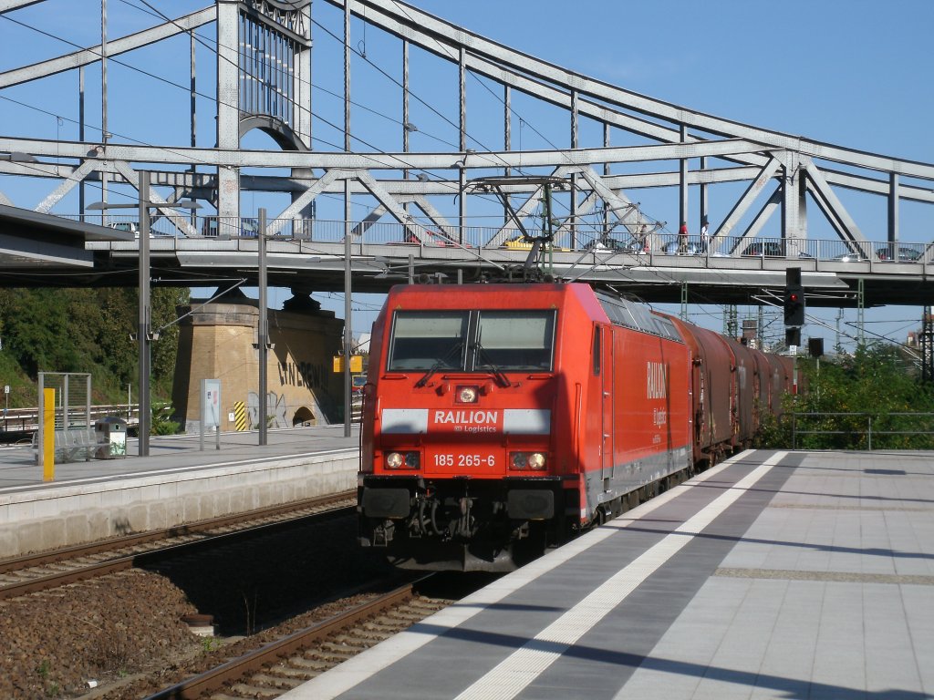 Schlag auf Schlag ging es,am 01.Oktober 2011,in Berlin Gesundbrunnen als innerhalb von einer Viertelstunde zwei Gz und eine Lz durch den Bahnhof kam.Hier war es 185 265 die den Anfang von der Viertelstunde machte.