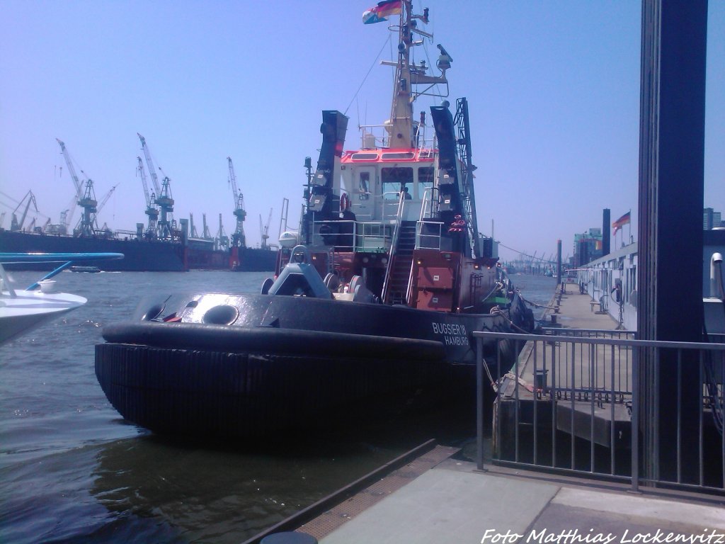 Schlepper  BUGSIER 18  im Hamburger  Hafen auf Bereitschaft am 8.6.13