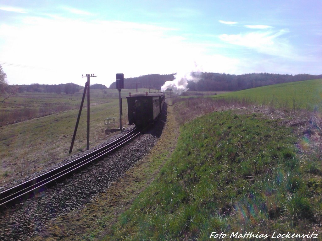 Schlusslich der RBB 99 4802 mit dem Personenzug bei Serams am 21.4.13