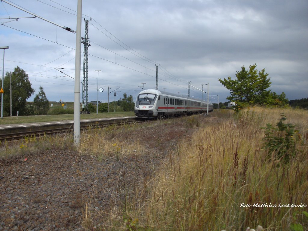 Schlusslicht des Zuges der 101 118-8 bei der Druchfahrt in Altefhr am 7.8.13