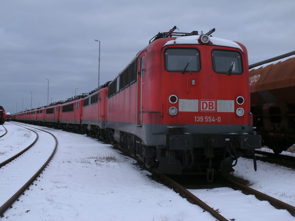 Schon damit gerechnet das die abgestellten 139er und 140er zu Bender unterwegs sind.Am 18.Januar 2013 fotografierte ich die Lokschlange in Mukran.