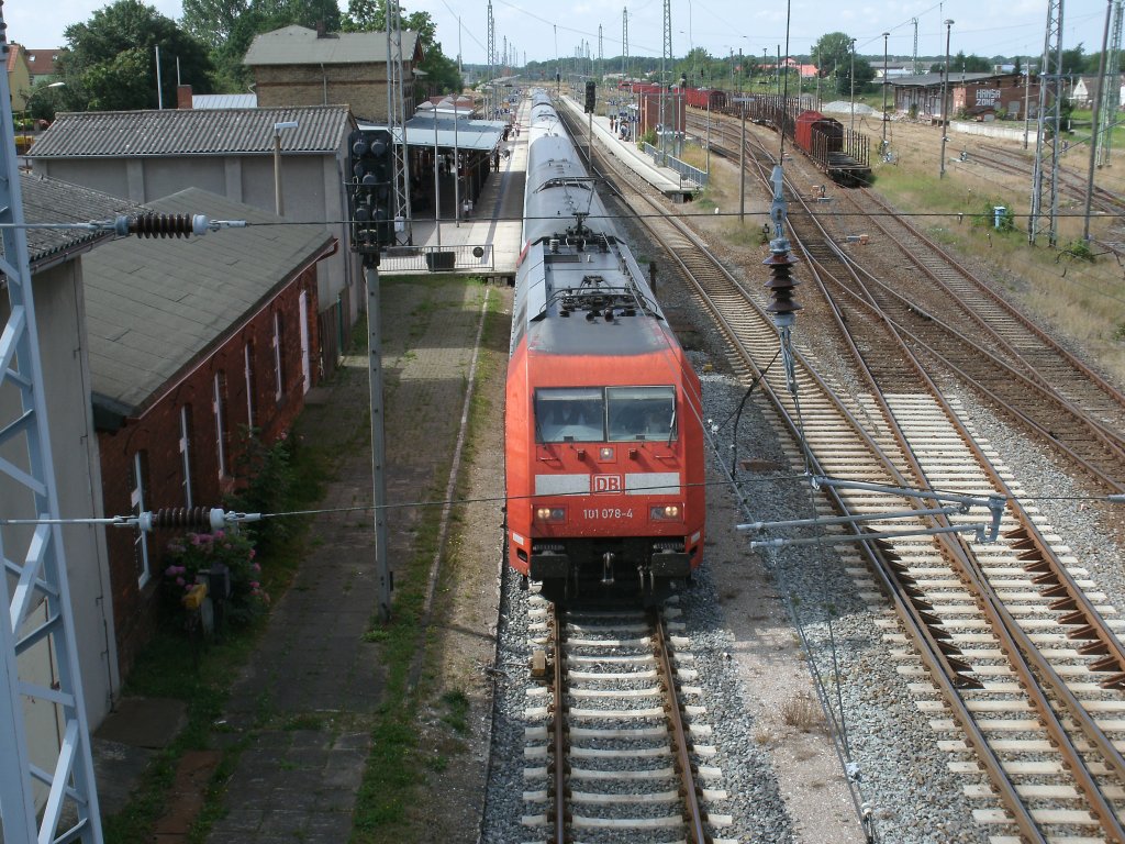 Schon mit 20 Minuten Versptung erreichte der Nachtzug,aus Zrich,am 04.August 2012, Bergen/Rgen,doch auch von Bergen/Rgen nach Binz bekam 101 078-4 noch ein paar Minuten Versptung hinzu,da der Blockabschnitt nach Lietzow noch nicht frei war.