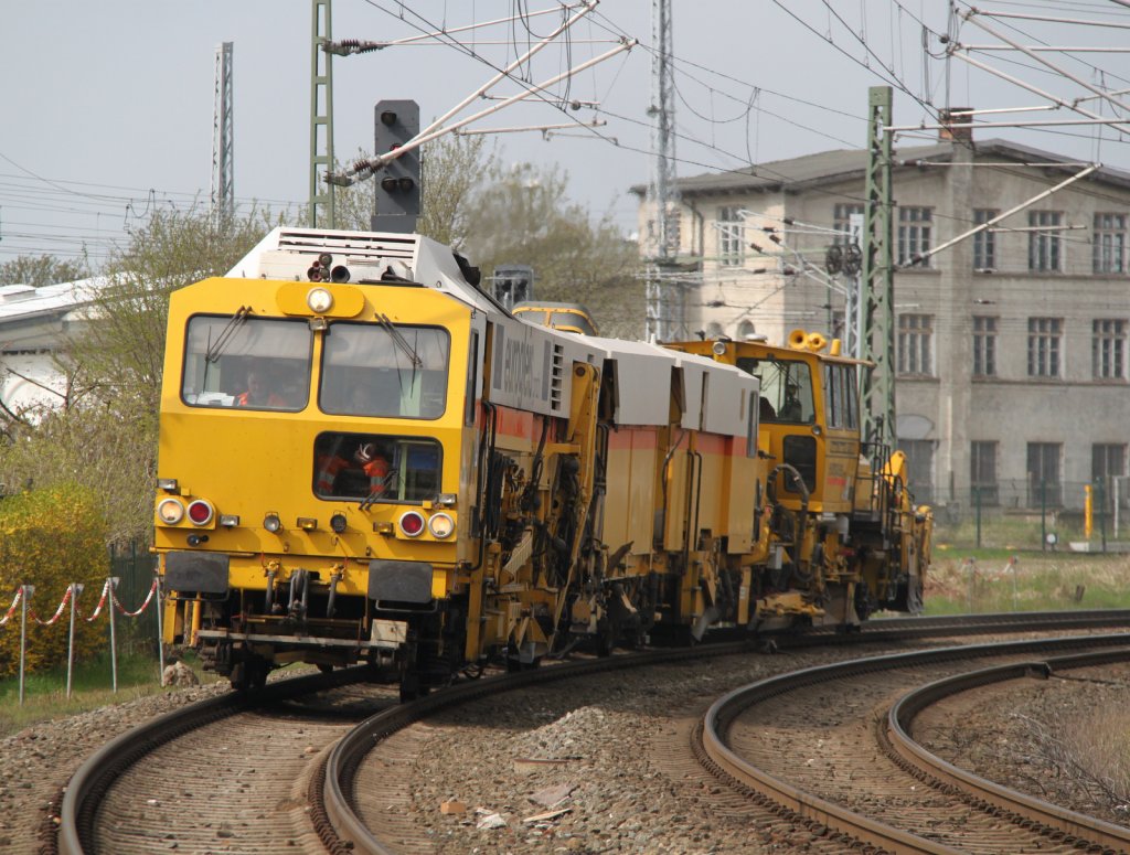 Schottermaschine von Rostock Richtung Stralsund bei der Ausfahrt im Rostocker Hbf.22.04.2012