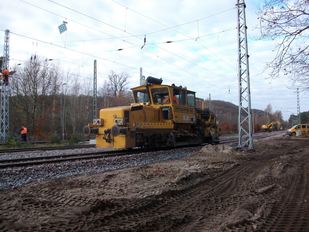 Schotterprofiliermaschine bei Feinarbeiten am 11.November 2010 in Binz.