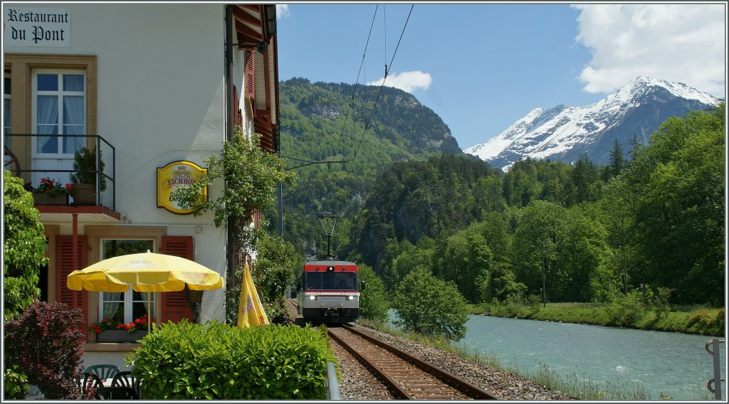 Sehr empfehlenswert: das Restaurant  Du Pont  bei der Haltestelle  Aareschlucht West . Neben einem schmackhaften Essen gibt es auch die MIB aus nchster Nhe zu sehen.
7. Juni 2013