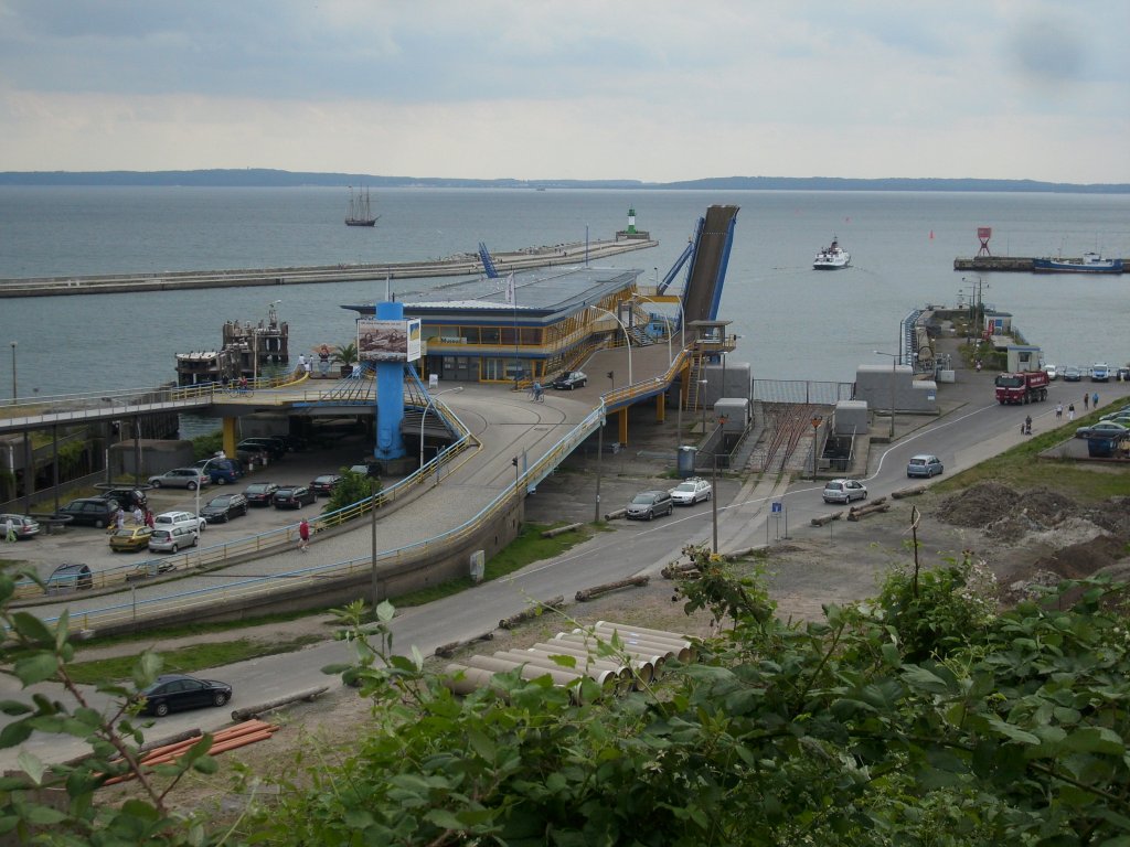 Seit dem 07.Januar 1998 legt kein Fhrschiff mehr im Sassnitzer Hafen an.Bis auf die Fnfwegeweiche auf dem Fhranleger sind alle Gleise vom Fhrbahnhof abgebaut wurden.Aufnahme vom 17.August 2009.